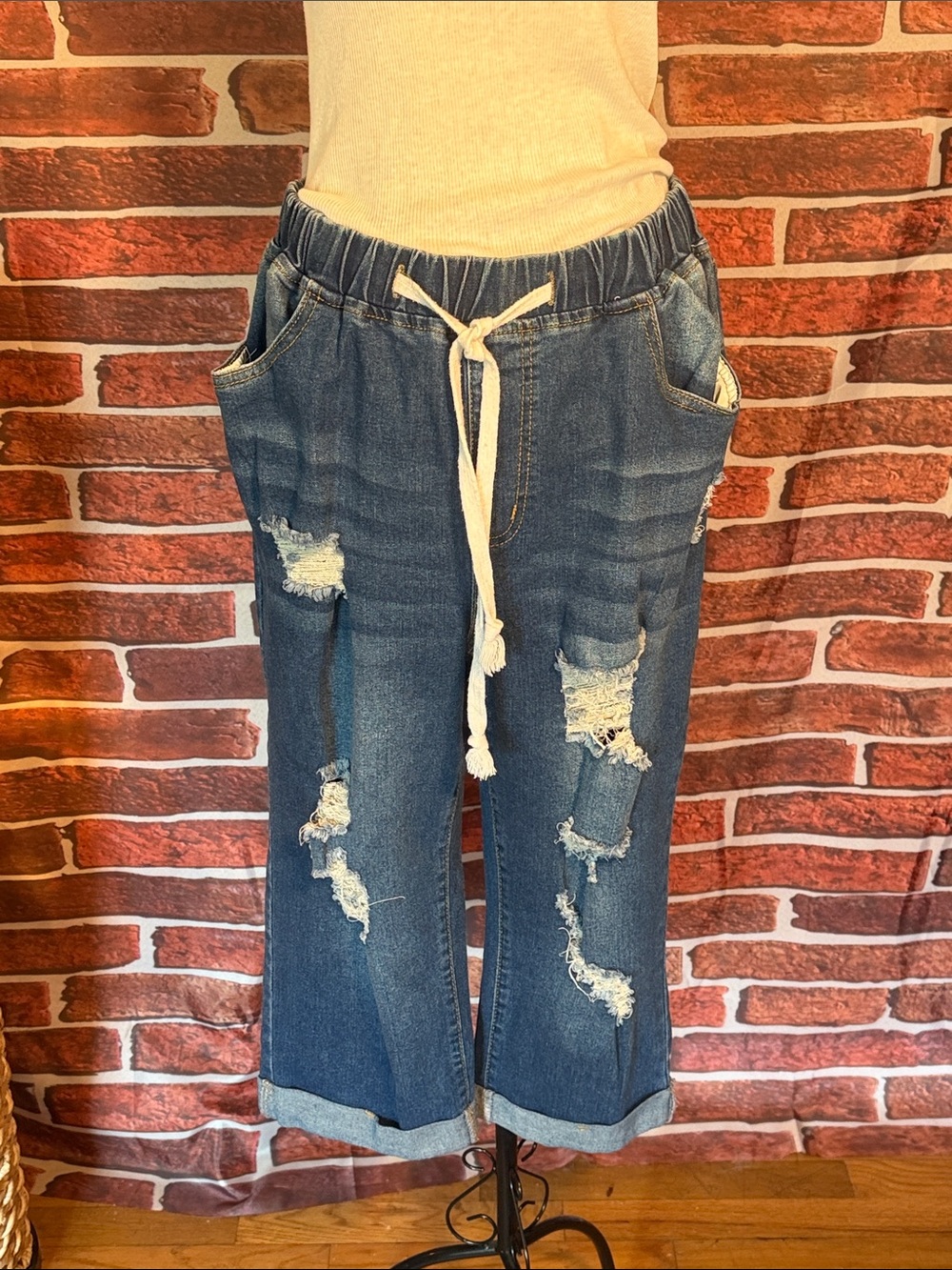 👖 Distressed Pull-On Capri Jeans | Elastic Waist | Relaxed Fit — OS